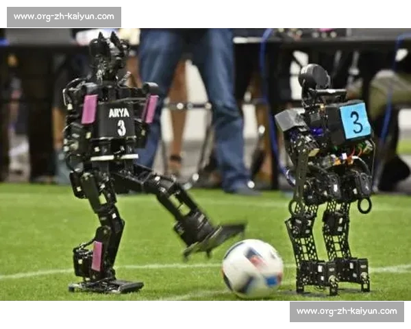 机器人足球赛连环翻车，担架员成意外主角